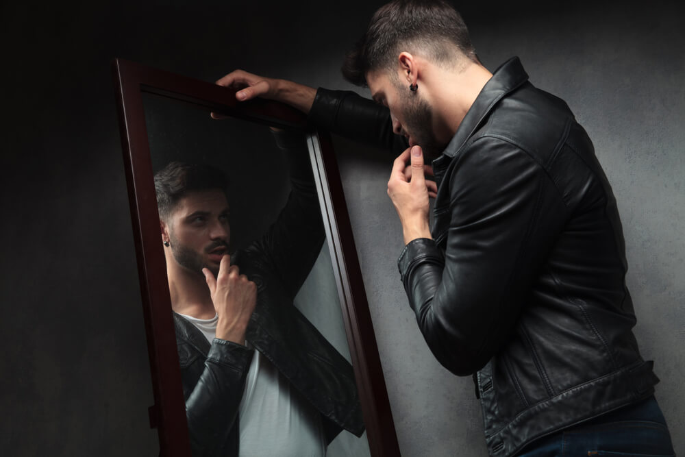 自己陶酔とは?自己陶酔しやすい人の心理や特徴などを解説!
