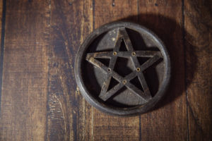 五芒星の意味は？五芒星は魔除けとして効果があるって本当？