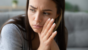 胸騒ぎがする時のスピリチュアルな3つの意味とは？嫌な予感の原因はコレ！