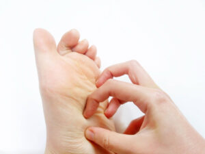 足の裏が痒い時のスピリチュアルな意味やジンクスとは？