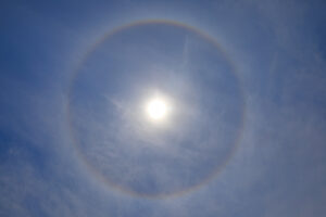 太陽の周りに虹の輪(日暈・ハロ現象)のスピリチュアルな意味とは？