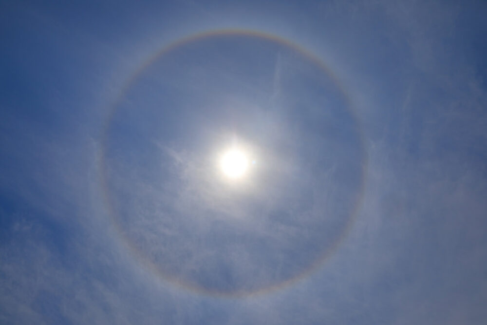 太陽の周りに虹の輪(日暈・ハロ現象)のスピリチュアルな意味とは?
