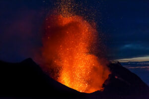 【夢占い】火山が噴火する夢の意味5選！シチュエーション別にご紹介！