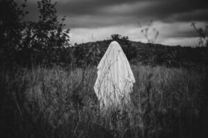 【夢占い】お化けや幽霊に追いかけられる夢の意味6選！シチュエーション別にご紹介！