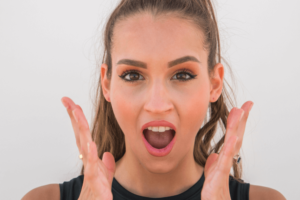 【夢占い】秘密がバレる夢の意味8選！シチュエーション別にご紹介！